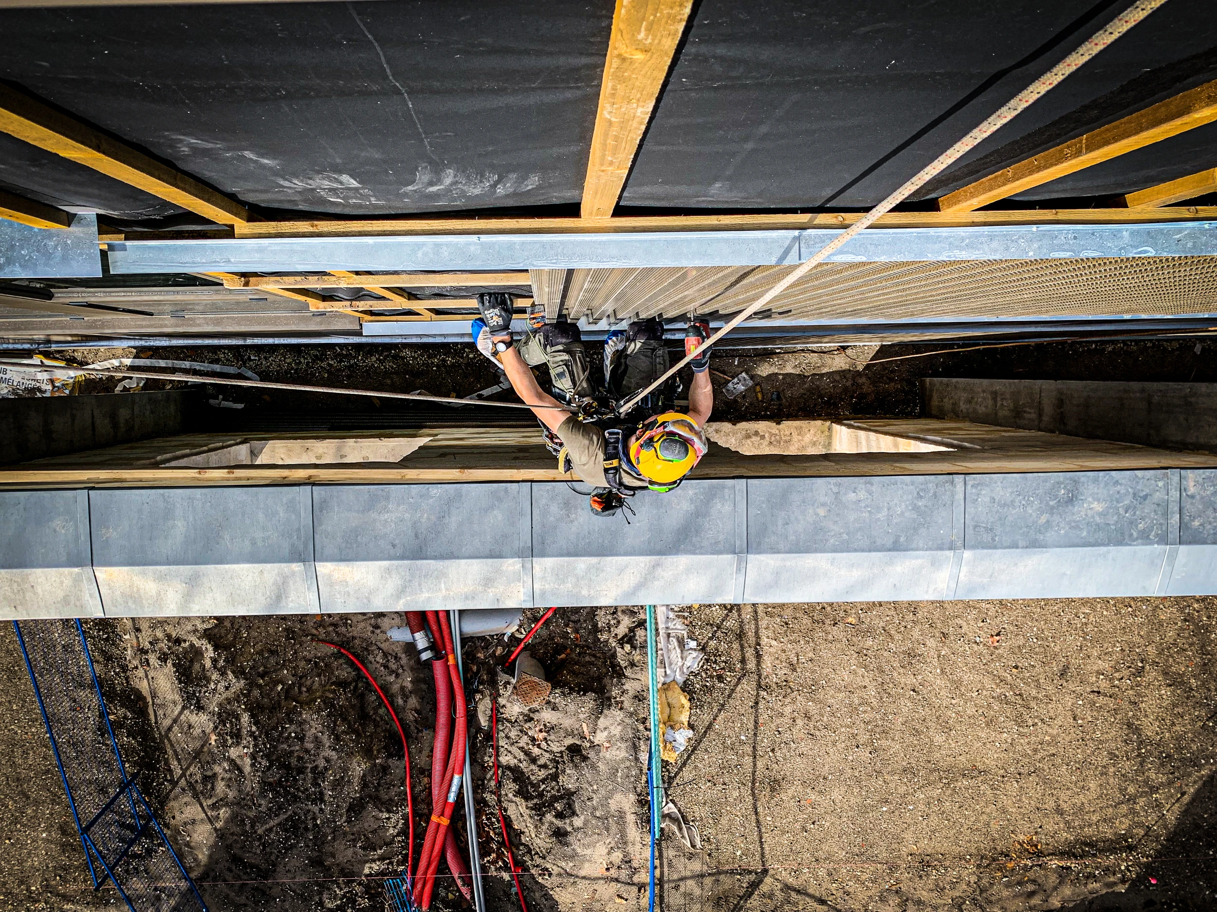 Pose de pare-pluie et bardage bois en accès contraint